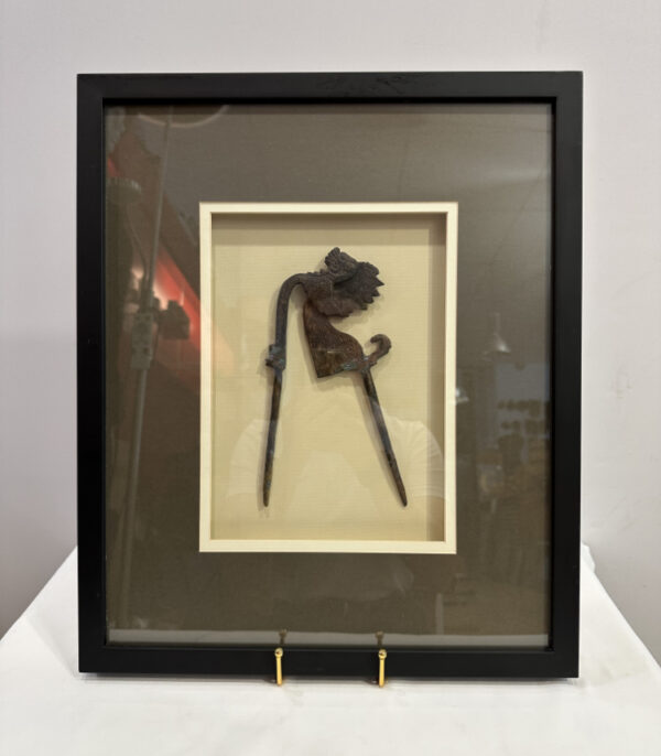 Indonesischer Betelnussknacker im Rahmen - Wayang-Figur Sumatra 39 x 47 cm