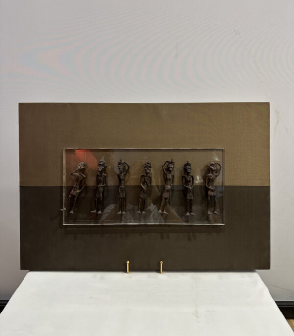 Seven Characters – Asiatische Metallfiguren im modernen Rahmen 60 x 40 cm