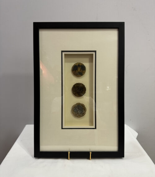 Triple Lucky Charm – Asiatisches Glücksamulette im schwarzen Rahmen