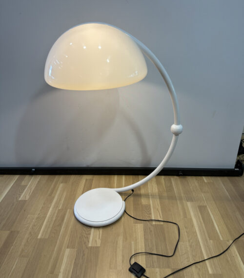 Vintage Stehleuchte Serpente von Martinelli Luce – Italienisches Space Age Design in Weiss