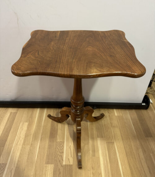 Antike Biedermeier Beistelltisch aus massivem Nussbaumholz mit geschweifter Platte