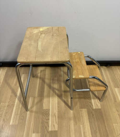 Klapptritt mit 2 Stufen und Trittfläche aus Holz - robust & funktional