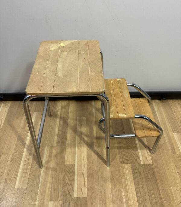 Klapptritt mit 2 Stufen und Trittfläche aus Holz - robust & funktional