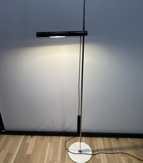 Stehleuchte HALO U LED von Baltensweiler – Schweizer Designklassiker mit moderner LED-Technik