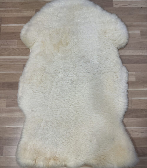 Echtes Lammfell in Naturfarbe - weich, wärmend und vielseitig einsetzbar