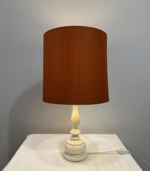 Vintage Tischlampe mit Holzfuss und rostbraunem Stoffschirm