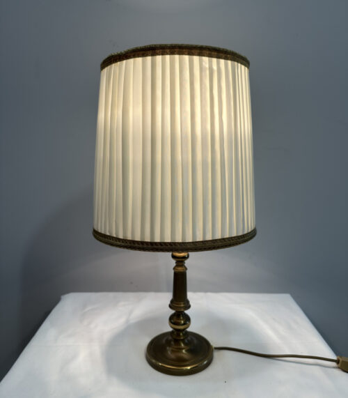 Vintage Messing Tischlampe mit hochgezogenem Plisseeschirm