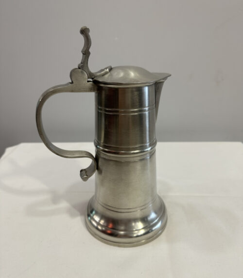 Luzerner Zinnkanne mit Wappenrelief und Klappdeckel