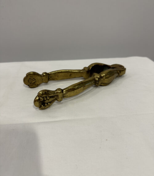 Messing-Nussknacker mit verziertem Griff – nostalgisches Küchenobjekt mit Charakter