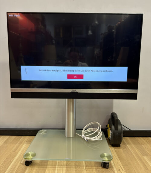 Metz UHD Fernseher auf Spectral Rollmöbel - 43" Twin-Modell mit Stil und Qualität