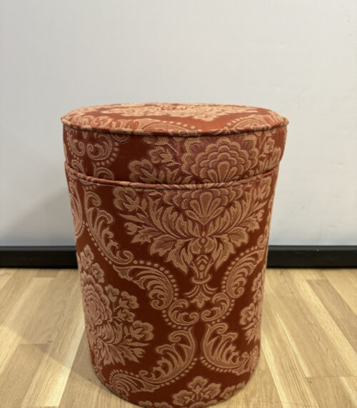 Runder Vintage-Hocker mit floralem Stoffbezug