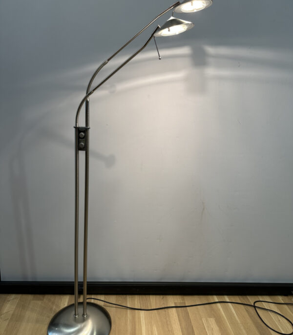 Moderne Bogen-Stehlampe mit zwei verstellbaren Spots aus gebürstetem Metall