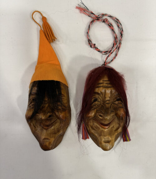 Maskenpaar aus Holz von Josef Schnyder, Kriens – handgeschnitzte Wanddekoration mit Charakter