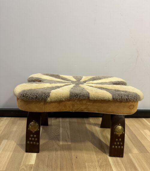 Klappbarer Hocker mit Lammfellbezug und Messingverzierungen