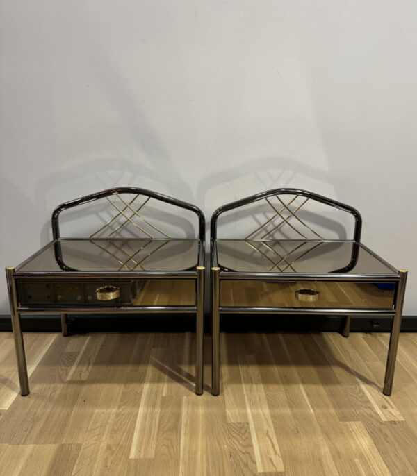 Spiegelnde Nachttische mit Chromgestell und goldenen Details – Art Deco trifft auf Glamour