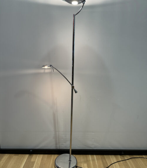 Verchromte Halogen-Stehleuchte mit Lesearm und Dimmer