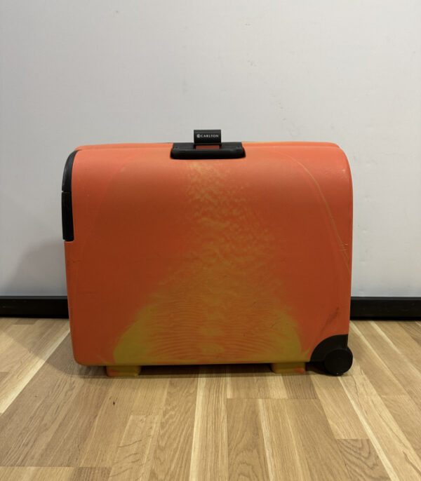 Koffer in Orange-Gelb mit Zahlenschloss von Carlton – robuster Trolley mit Vintage-Charme