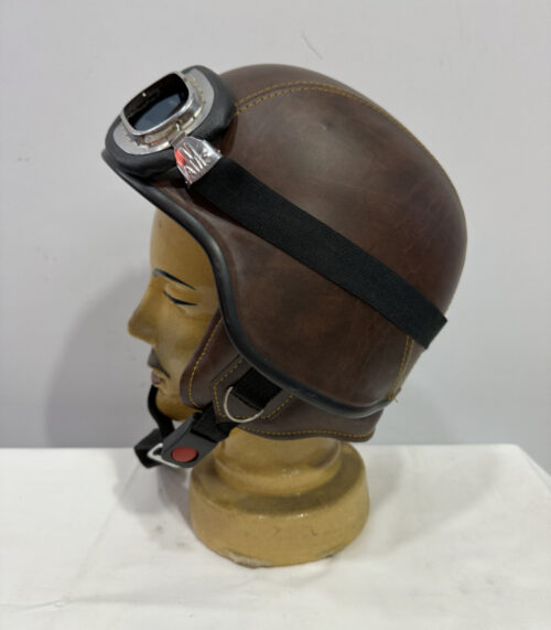Vintage Fliegerhelm mit Schutzbrille und dekorativem Puppenkopf