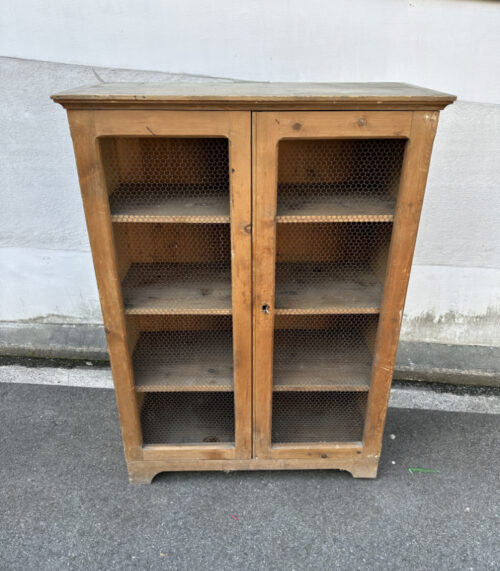 Antiker Vorratsschrank aus massivem Kieferholz – mit Drahtgittertüren und 8 Fächern