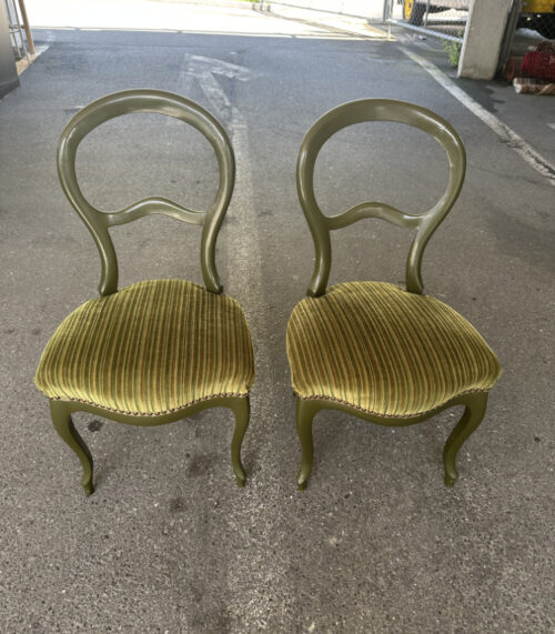 Paar klassische Stühle mit grünem Bezug Vintage mit Charakter und Stil