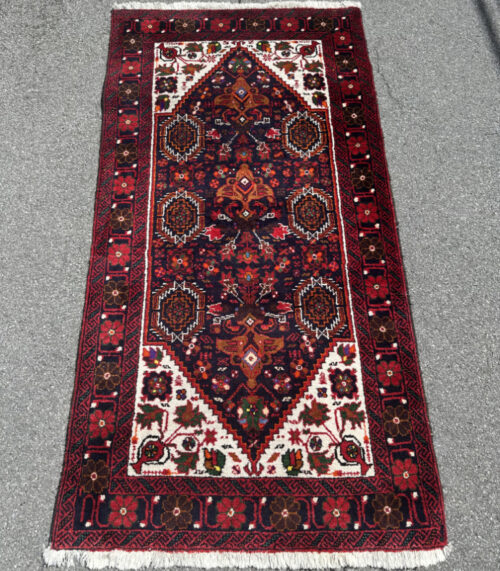 Perserteppich mit Medaillon und floralem Muster – 190 x 95 cm