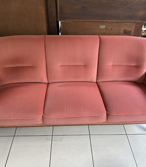 Vintage 3er-Sofa mit roséfarbenem Bezug und Holzrahmen