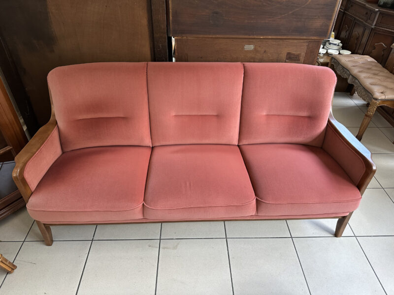 Vintage 3er-Sofa mit roséfarbenem Bezug und Holzrahmen