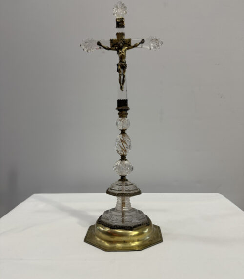 Antikes Standkreuz aus geschliffenem Kristallglas und Messing mit Christusfigur