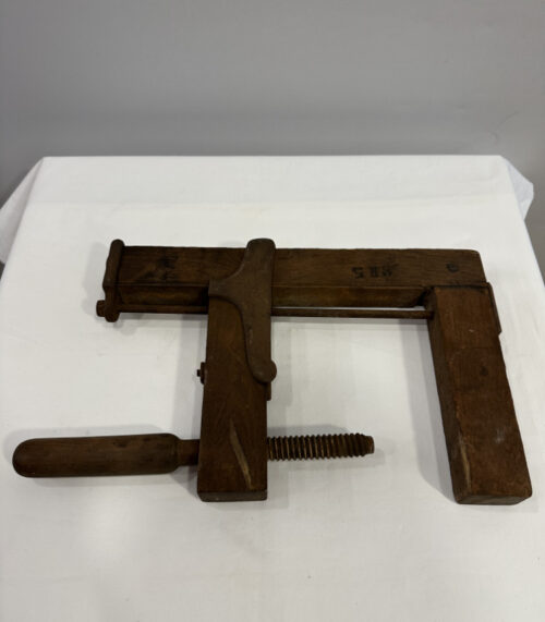 Antike Holz-Schraubzwinge klassisches Tischlerwerkzeug aus massivem Hartholz