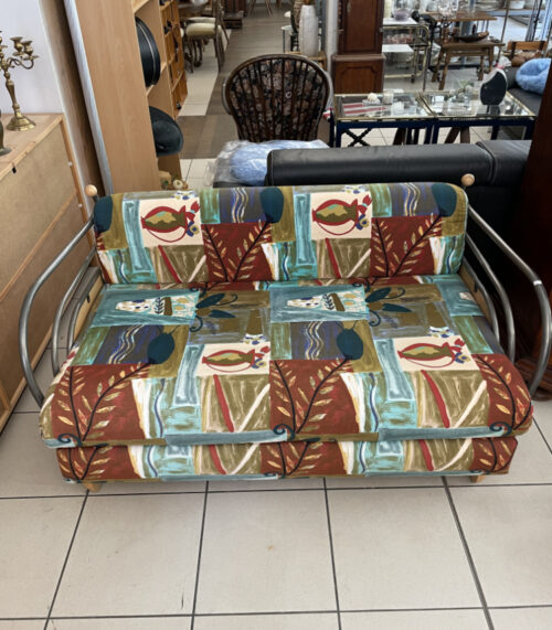 Ausziehsofa mit buntem Vintage-Stoff und Metallrahmen, Schlafcouch mit Holz-Elementen