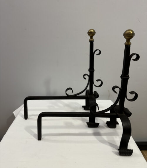 Schwarze Kaminböcke mit Messingknauf handgeschmiedetes Paar für klassische Feuerstellen