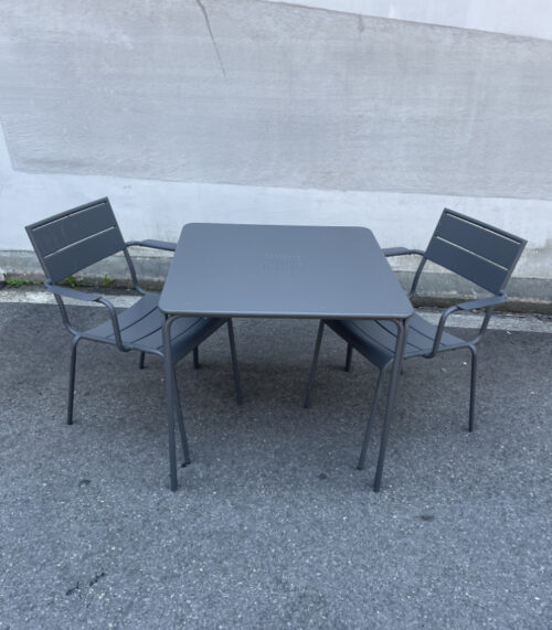 Gartenset aus Metall von Lumess (CH) wetterfestes 3-teiliges Set im urbanen Look