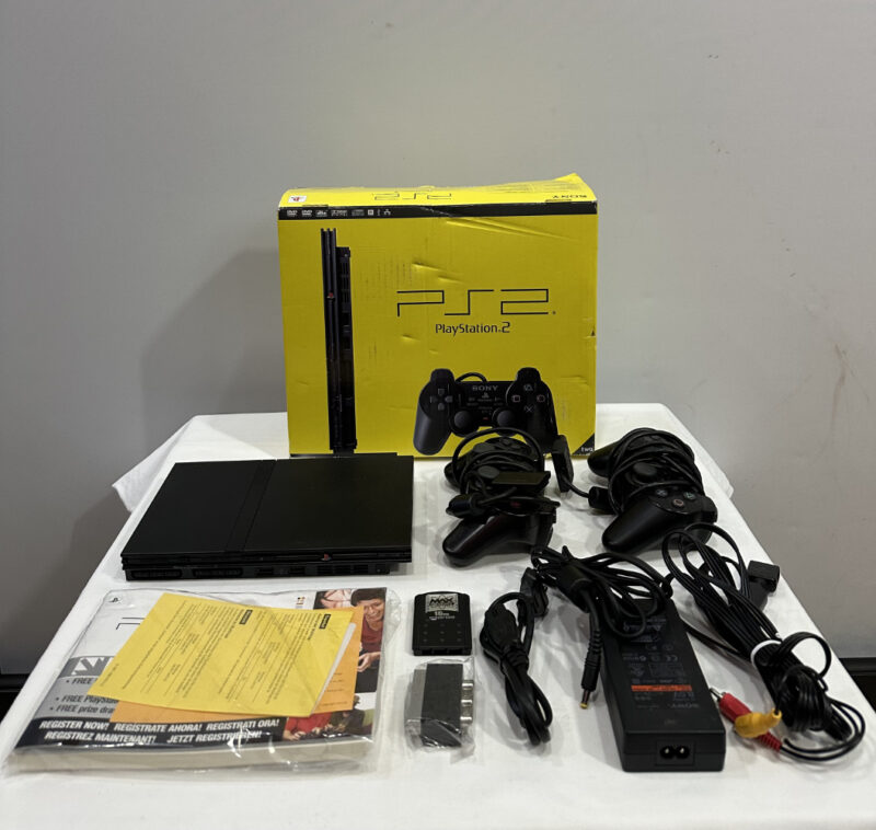 PlayStation 2 Slim mit Zubehör und OVP, Modell SCPH-70004