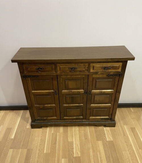 Spanisches Vintage Sideboard aus Holz – mit Drehtüren und Eisenbeschlägen