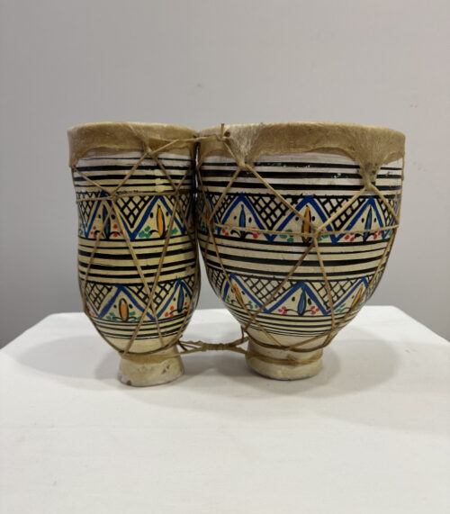 Handbemalte Doppeltrommel mit Ziegenfell – Ethno-Kunststück aus Ton und Naturmaterial