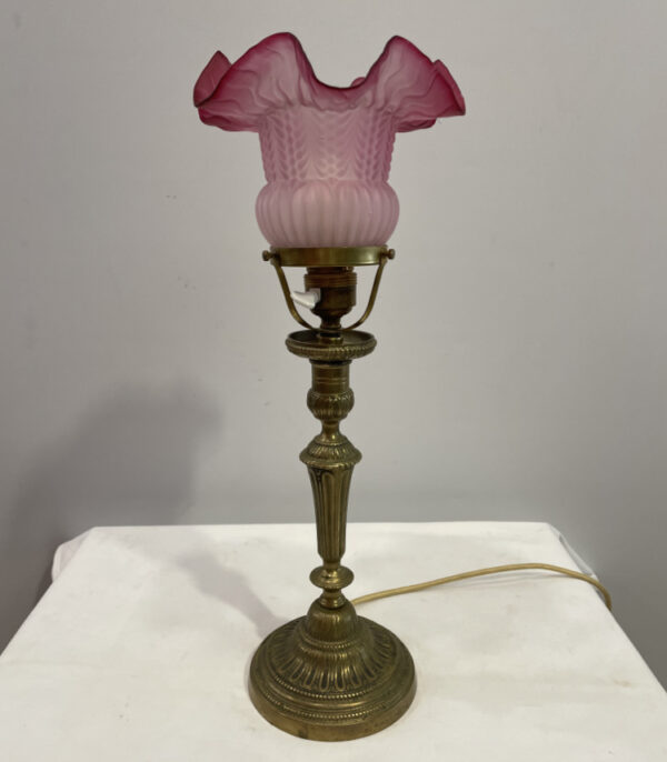 Antike Tischlampe aus Messing mit rosa Glasaufsatz