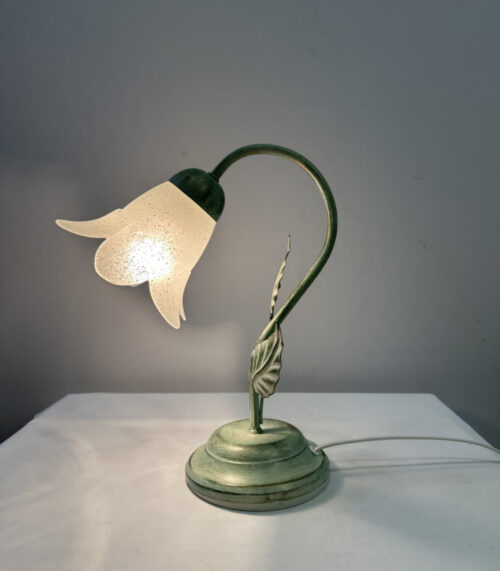 Tischleuchte mit floralem Design und satiniertem Tulpen-Schirm