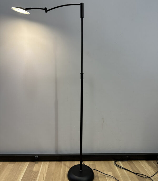 Verstellbare LED Stehleuchte in Schwarz modernes Design mit präziser Lichtlenkung