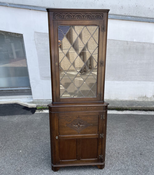 Vintage Jaycee Furniture Eckvitrine von 1970 – Dunkle Eiche mit Bleiverglasung und Schnitzerei