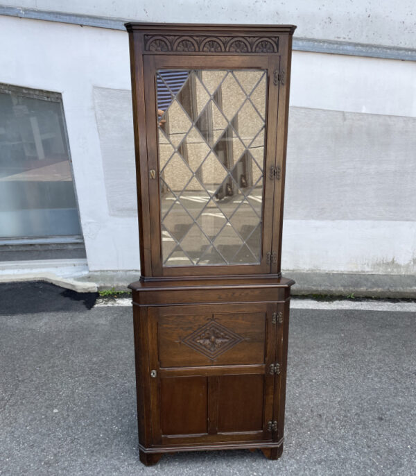 Vintage Jaycee Furniture Eckvitrine von 1970 – Dunkle Eiche mit Bleiverglasung und Schnitzerei