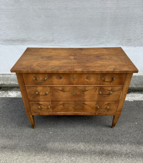 Antike Biedermeier Kommode mit Nussbaumfurnier und Messingbeschlägen