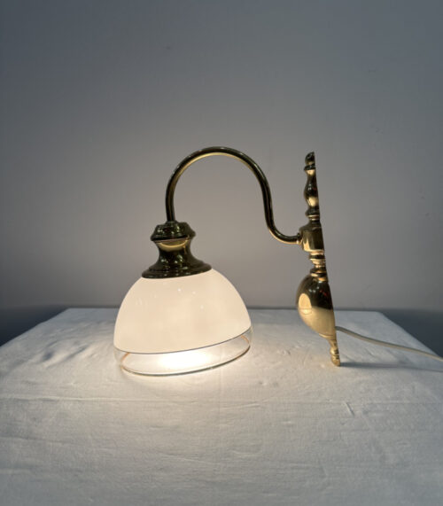 Klassische Wandleuchte mit Messingarm und Glasschirm, mit Goldrand, anschlussbereit