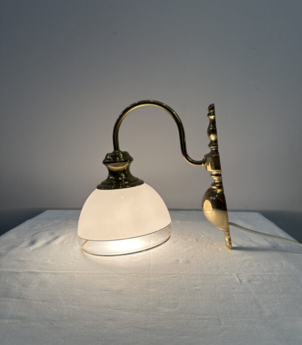 Klassische Wandleuchte mit Messingarm und Glasschirm, mit Goldrand, anschlussbereit