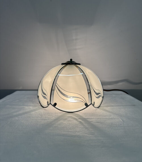 Halbrunde Vintage Wandleuchte mit satiniertem Glasschirm und Zierlinien