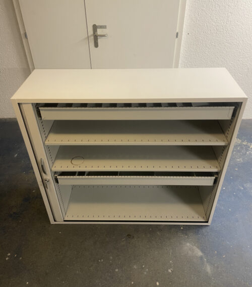 Abschliessbarer Rollladenschrank mit praktische Ablageflächen