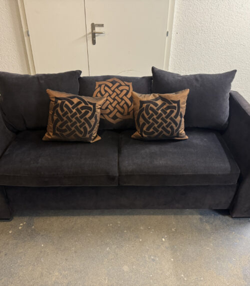 2er-Sofa von Bielefelder Werkstätten in dunkelbrauner Samt mit Zierkissen - Made in Germany