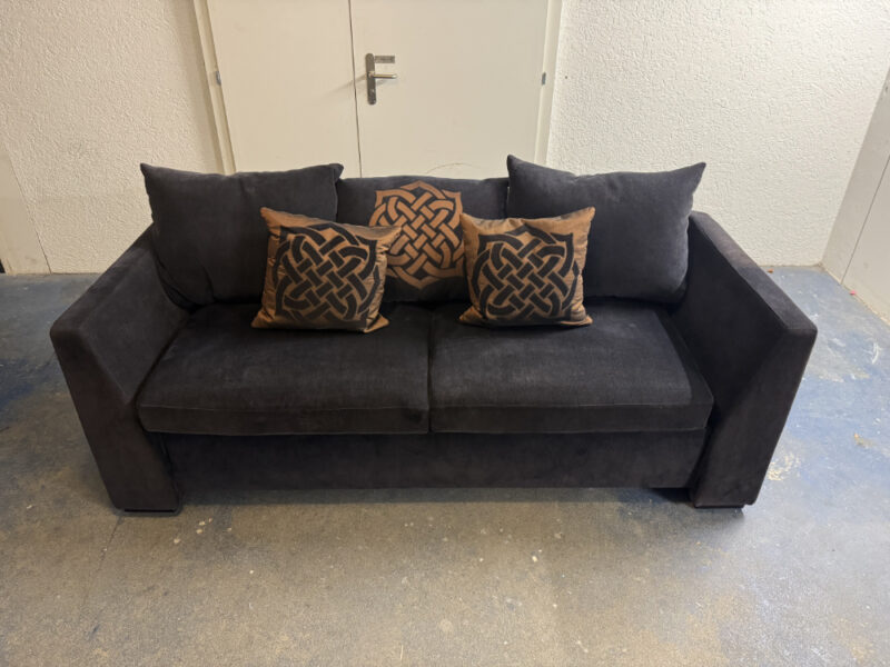 2er-Sofa von Bielefelder Werkstätten in dunkelbrauner Samt mit Zierkissen - Made in Germany
