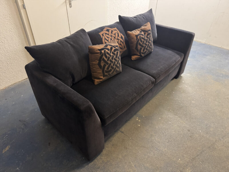 2er-Sofa von Bielefelder Werkstätten in dunkelbrauner Samt mit Zierkissen - Made in Germany - Image 2