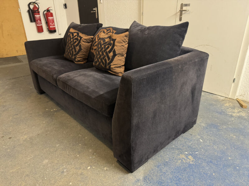 2er-Sofa von Bielefelder Werkstätten in dunkelbrauner Samt mit Zierkissen - Made in Germany - Image 4