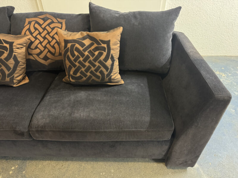 2er-Sofa von Bielefelder Werkstätten in dunkelbrauner Samt mit Zierkissen - Made in Germany - Image 6